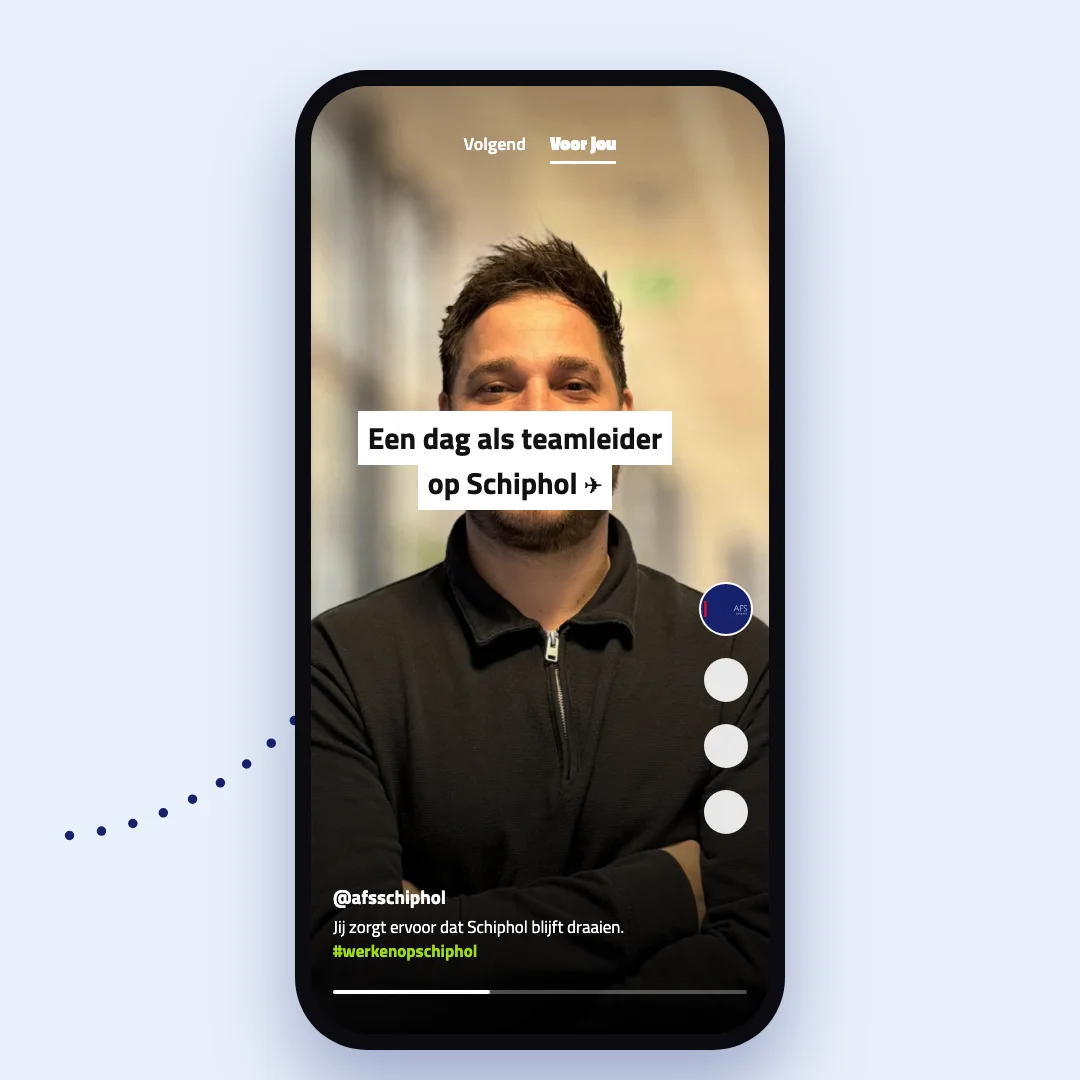 TikTok video in a phone: Een dag als teamleider op Schiphol