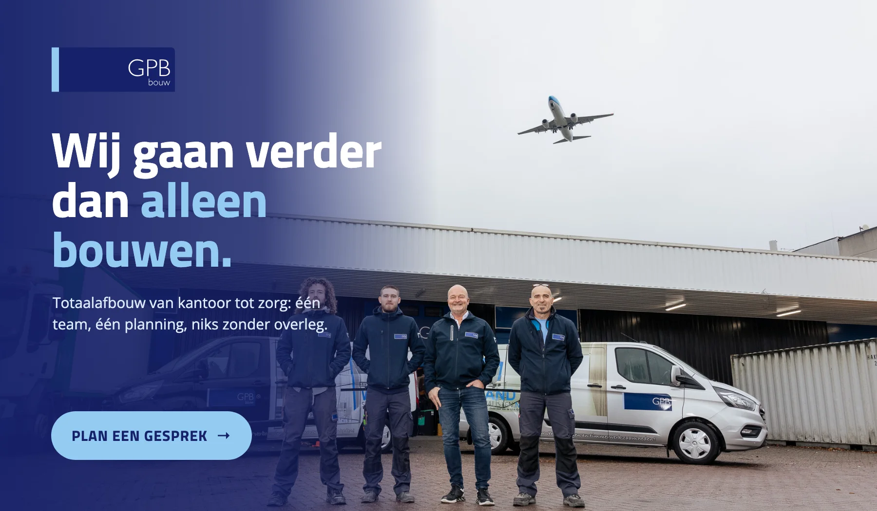 Team by the vans with a plane overhead: Wij gaan verder dan alleen bouwen.