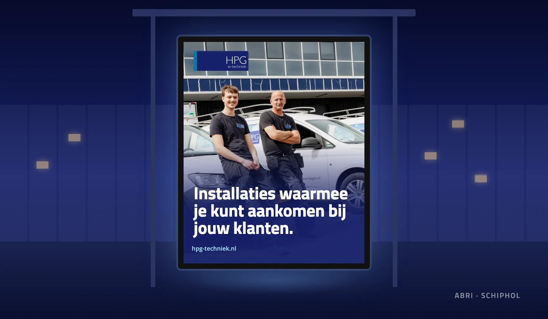 Lit bus-shelter poster at night: Installaties waarmee je kunt aankomen bij jouw klanten.